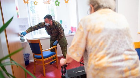 Ein Soldat desinfiziert den Besuchsraum eines Pflegeheims (Archiv) / © Jonas Güttler (dpa)