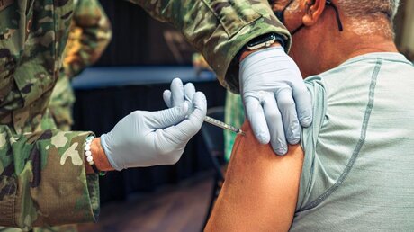 Ein Soldat wird geimpft / © ErickPHOTOPRO (shutterstock)