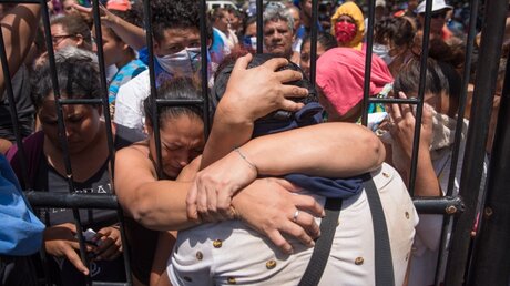 Ein Student umarmt seine Familie nach seiner Ankunft an der Kathedrale von Nicaragua. / © Carlos Herrera (dpa)