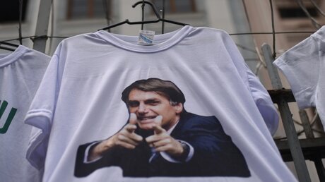 Ein T-Shirt mit einem Foto von Jair Bolsonaro / © Fabio Teixeira (dpa)