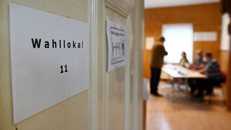 Ein Wahllokal / © Bernd von Jutrczenka (dpa)