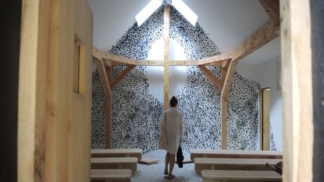 Eine der zehn Kapellen auf der Architektur-Biennale in Venedig / © Lena Klimkeit (dpa)