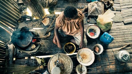 Eine Frau beim Kochen in Papua-Neuguinea / © Michael Knitl (KNA)