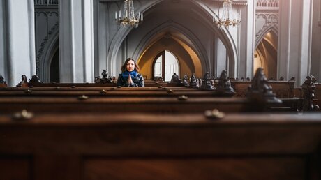 Eine Frau betet in einer Kirche / © frantic00 (shutterstock)