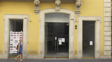 Viele Geschäfte stehen leer, so auch in Rom / © Petra Kaminsky (dpa)