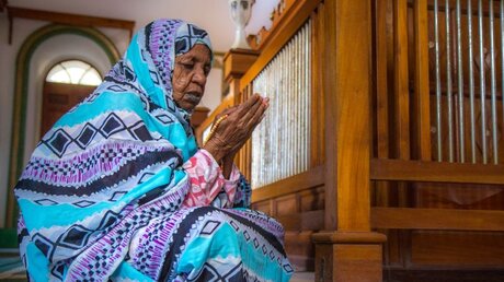 Eine Frau im Sudan im Gebet / © Kertu (shutterstock)