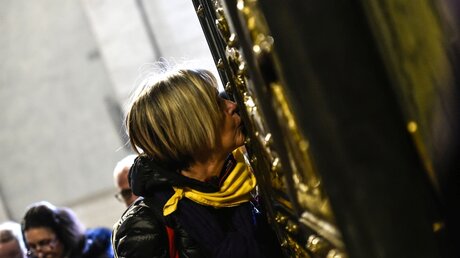 Eine Frau küsst die Pforte des Petersdoms (Archiv) / © Cristian Gennari (KNA)