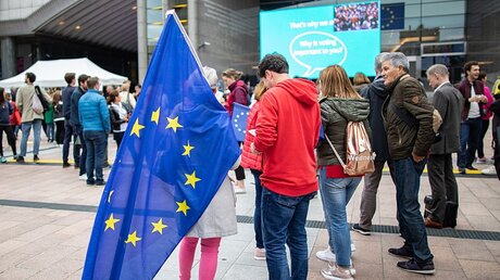  Eine Frau mit einer großen Europaflagge in Brüssel / © Marcel Kusch (dpa)