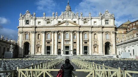 Eine Frau steht alleine an einem Absperrgitter auf dem Petersplatz in Rom / © Stefano Dal Pozzolo (KNA)