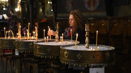 Eine Frau zündet Kerzen in der Kathedrale Sveta Nedelya in Sofia an / © Harald Oppitz (KNA)