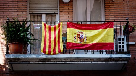 Eine katalanische (l) und eine spanische Fahne / © Jordi Boixareu (dpa)