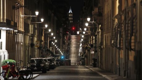 Eine leere Straße während der Ausgangssperre in Rom / © Alessandra Tarantino/AP (dpa)