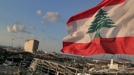 Eine libanesische Flagge weht in der Nähe der Stelle der massiven Explosion / © Marwan Naamani (dpa)