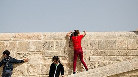 "Eine Mauer unterbindet keine Flucht" / © Corinna Kern (KNA)