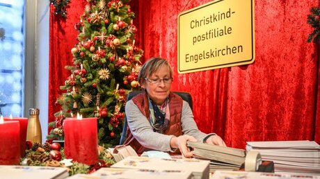 Eine Mitarbeiterin der Christkindpostfiliale sortiert Antwortbriefe / © Harald Oppitz (KNA)