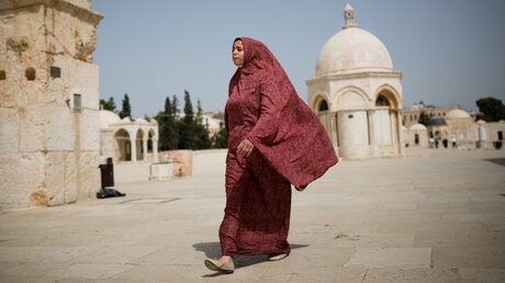 Eine muslimische Frau läuft über den Platz auf dem Tempelberg in der Nähe der Al-Aksa-Moschee. / © Corinna Kern (KNA)