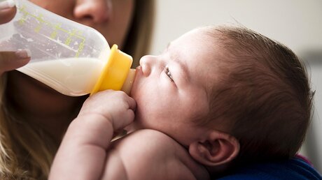 Eine Mutter gibt einem Säugling die Flasche / © imageBROKER/Uwe Umstätter (epd)