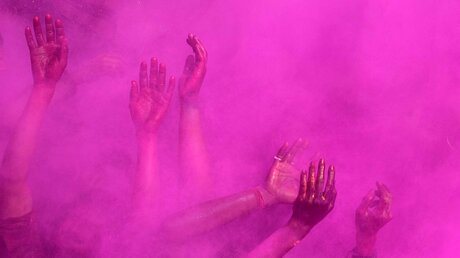 Eine pinke Farbwolke auf einem Holi-Festival / ©  Prabhat Kumar Verma (dpa)