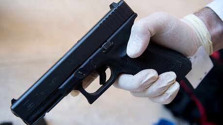 Eine Pistole in der Hand eines Polizisten  / © Sven Hoppe (dpa)