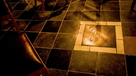 Eine polierte Platte im Aachener Dom erinnert an die Heilige Corona / © Theodor Barth (KNA)