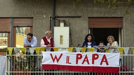 Eine römische Familie wartet auf den Papst / © Paolo Galosi (KNA)