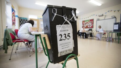 Eine Wahlurne für das Referendum zum umstrittenen Abtreibungsgesetz in Irland / © Liam Mcburney (dpa)