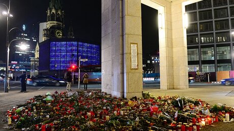 Einen Monat nach dem Anschlag in Berlin erinnern noch immer Blumen und Kerzen an den 19.12.2016. / © Maurizio Gambarini (dpa)
