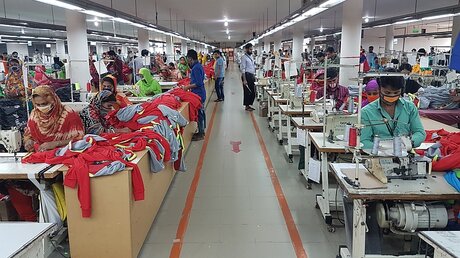 In einer Textilfabrik in Bangladesch / © Nick Kaiser (dpa)