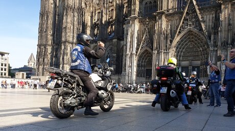 Einfahrt der Motorräder auf dem Roncalliplatz vor dem Dom / © Viola Kick (DR)