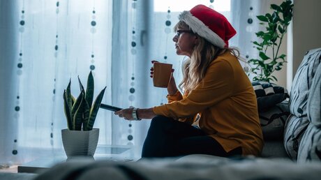 Einsame Frau mit einer Weihnachtsmütze / © carballo (shutterstock)