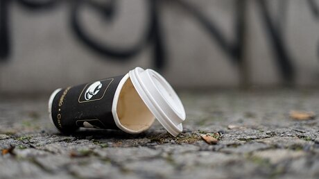 Einweg-Kaffeebecher auf dem Boden (dpa)