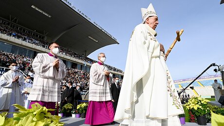 Papst Franziskus feierte vor Tausenden in einem Fußballstadion eine Messe / © Vatican Media/Romano Siciliani (KNA)
