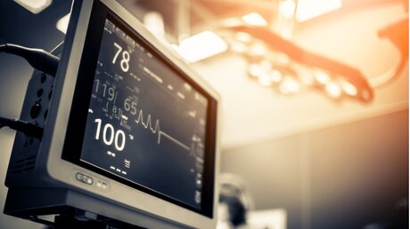 EKG-Monitor an der ICU im Operationssaal des Krankenhauses / © WHYFRAME (shutterstock)