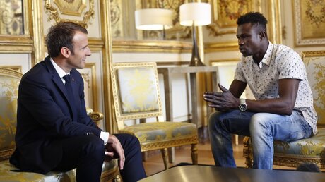 Emmanuel Macron (l), Präsident von Frankreich, trifft im Elysee-Palast Mamoudou Gassama / © Thibault Camus (dpa)
