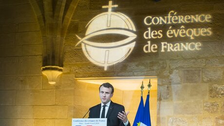 Emmanuel Macron, Staatspräsident von Frankreich, spricht am 9. April 2018 vor der Französischen Bischofskonferenz (CEF) in Paris. / © Corinne Simon (KNA)