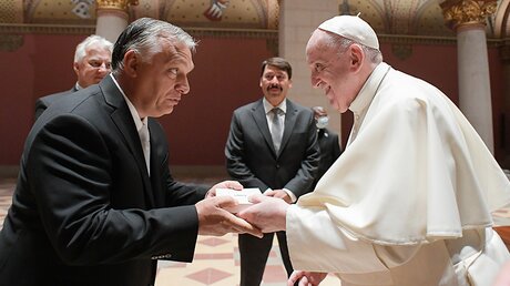 Empfang von Papst Franziskus durch Viktor Orban, Ministerpräsident von Ungarn, in Budapest (Ungarn) am 12. September 2021. / © Vatican Media/Romano Siciliani (KNA)