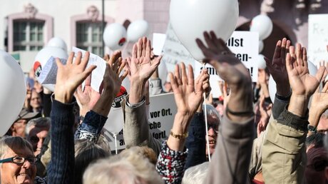 Engagierte Katholiken bei einer Demonstration / © Harald Oppitz (KNA)