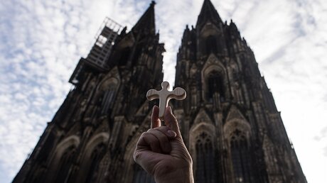 Köln: Ein Engel für die Angehörigen (dpa)