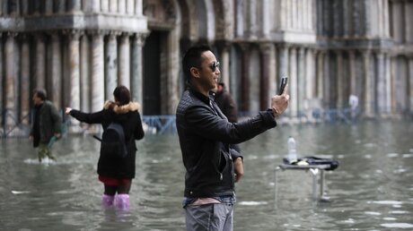 Enormes Hochwasser auf dem Markusplatz in Venedig / © Luca Bruno (dpa)