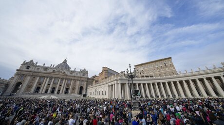 Menschen versammeln sich auf dem Petersplatz, um dem Papst zuzuhören / © Andrew Medichini/AP (dpa)