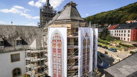 Entwürfe der Fenster nach Gerhard Richter am Baugerüst der Kirche in Tholey / © Julia Steinbrecht (KNA)