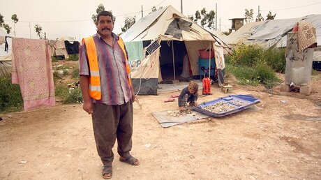 Ein Mann im Flüchtlingslager in Erbil am 16.4.15 (dpa)