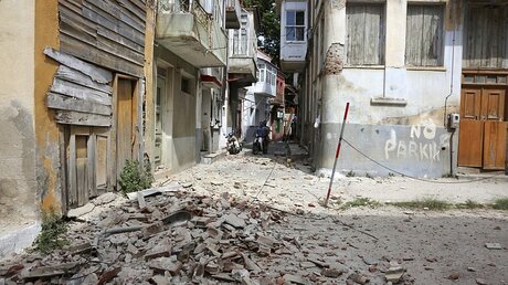 Trümmer und Schutt auf Lesbos / © Manolis Lagoutaris (dpa)
