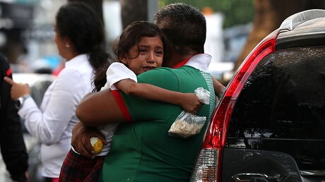 Erdbeben in Mexiko: Ein Vater hält seine weinende Tochter / © Valente Rosas (dpa)