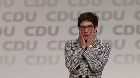Ergriffen: die neue CDU-Vorsitzende Annegret Kramp-Karrenbauer / © Christian Charisius (dpa)