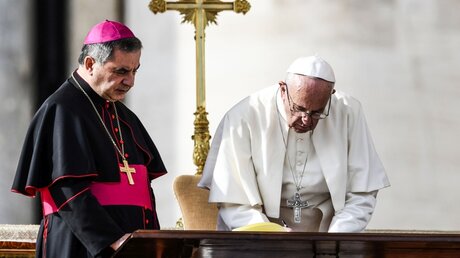 Da waren sie noch dicke: Erzbischof Angelo Becciu (l.) neben Papst Franziskus / © Cristian Gennari/Agenzia Romano Siciliani (KNA)