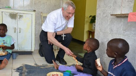 Erzbischof Ludwig Schick kennt als Weltkirche-Bischof viele Länder des Südens persönlich. Das Bild entstand bei einem Besuch im Kinderdorf Makumbi in Simbabwe. (Erzbistum Bamberg)