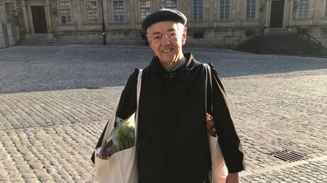 Erzbischof Schick mit Einkaufstaschen (Erzbistum Bamberg)