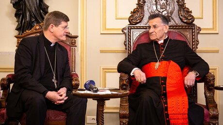 Erzbischof Stephan Burger (l.) und Kardinal Bechara Boutros Rai / © Andrea Krogmann (KNA)