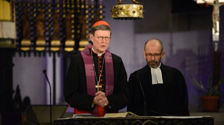 Erzbischof Woelki und Präses Rekowski sprechen gemeinsam das Vater unser. / © Beatrice Tomasetti (DR)
